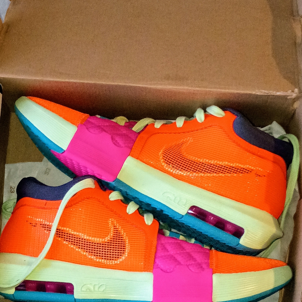 Lebron James Women's Nike "Witness" VIII Sneaker 8.5 New W/ Box